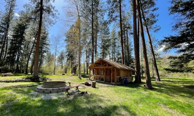 Missoula Cabin | Cozy Dry Cabin at The Holmestead with Ocean Views