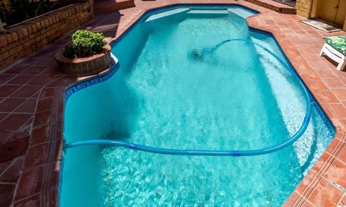 Quigney Beach House | Cozy Stay at The Holy Hill B&B with Pool & Restaurant