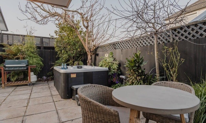 Saint Albans House | Dreamy Retreat with Spa and Family-Friendly Amenities