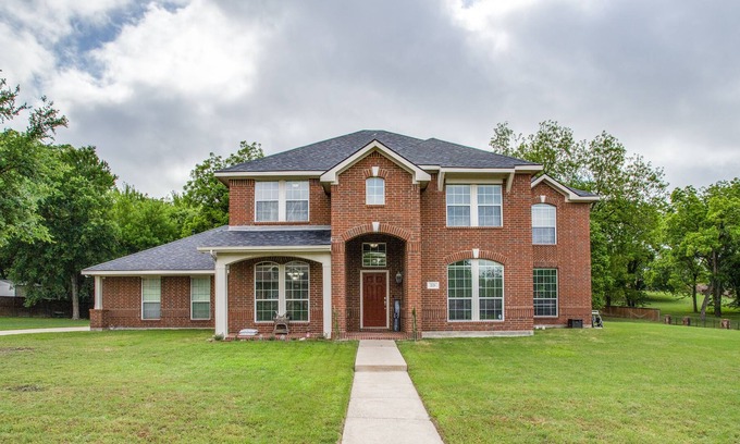 Red Oak House | The home is the perfect space for your Family Vacation/Staycation, or Business.