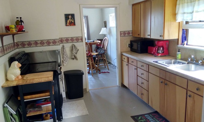 Baker City House | Experience The Homestead Cottage: Steps to Downtown & Pet Friendly