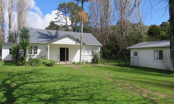 Cable Bay House | Family-Friendly Getaway at The Homestead with Kitchen Access