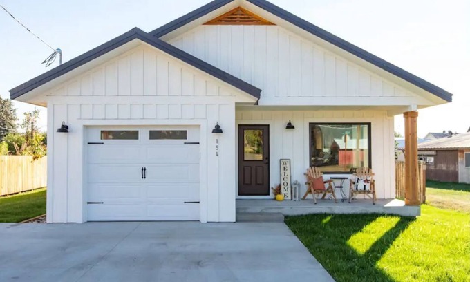 Halfway House | Cozy Bungalow in Halfway OR - Family-Friendly with Breakfast