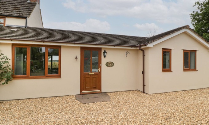Tidenham Cottage | Romantic Getaway at The Honey Pot with Hot Tub in Chepstow