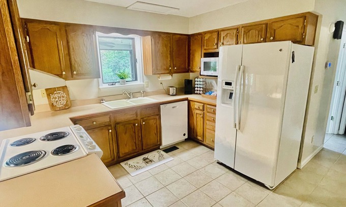 Rineyville House | The Honey Spot! Your Quiet retreat in Rineyville.