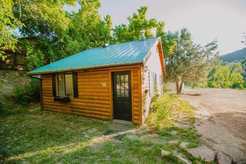 Glendale House | Pet-Friendly Retreat: The Honeybee at Zen Zion, Rated 10/10