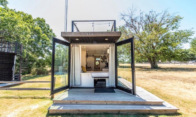 Waco House | Cozy Container Home Near Magnolia & Baylor - Guest Rated 8/10