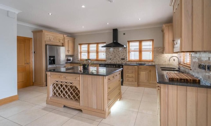 Bathgate House | Experience Comfort at The Hoose at The Vu with Breakfast
