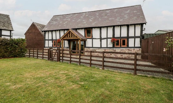 Leominster House | Family-Friendly Comfort at The Hop Kiln - 4 Star Rated