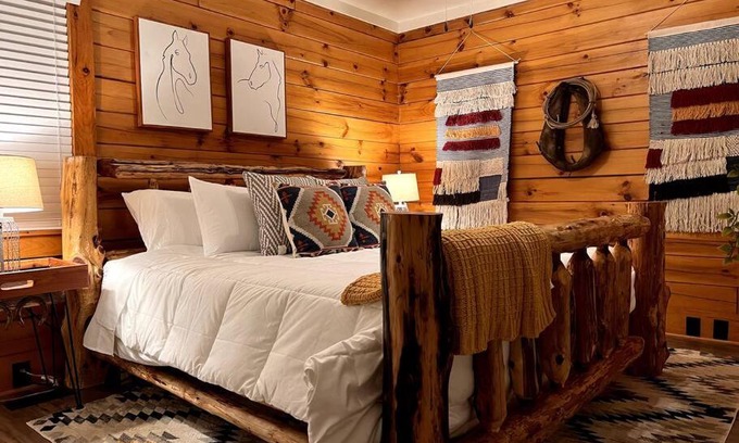 Hot Springs House | Cozy Horse Cabin at Natural State Cabins - Family Friendly