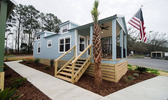 Cropwell Cabin | Guest Rated 10/10: The Horseshoe Tiny Home by the Lake