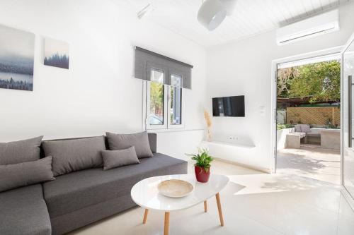 Neo Psychiko Apartment | Experience The HostMaster Aethereal Style - 4-Star & Pet Friendly
