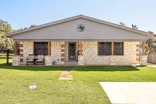 Canyon Lake House | Relax at the Hot Tub Farmhouse: Pet-Friendly Retreat