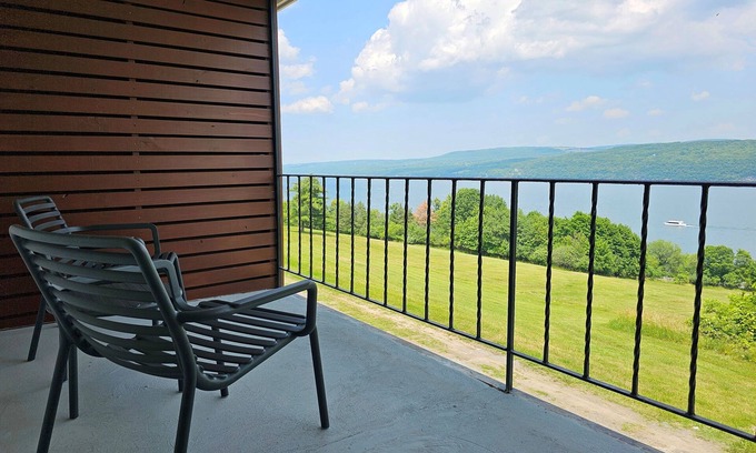 Watkins Glen Hotel | Experience The Hotel Laurel at Seneca With Oceanfront Bliss