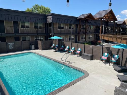 Yakima Hotel | Oceanfront Haven: The Hotel Y with Pool & Pet-Friendly Perks