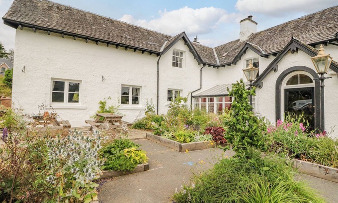 Killin Cottage | Pet-Friendly Retreat with Hot Tub in Killin, Scotland