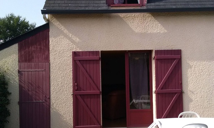 Saint-Gildas-de-Rhuys House | Cozy Garden Retreat Steps from the Sea with Pool Access