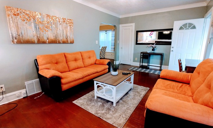 Old Brooklyn House | Cozy Stay at The House Hotels - Stickney Lower with Breakfast