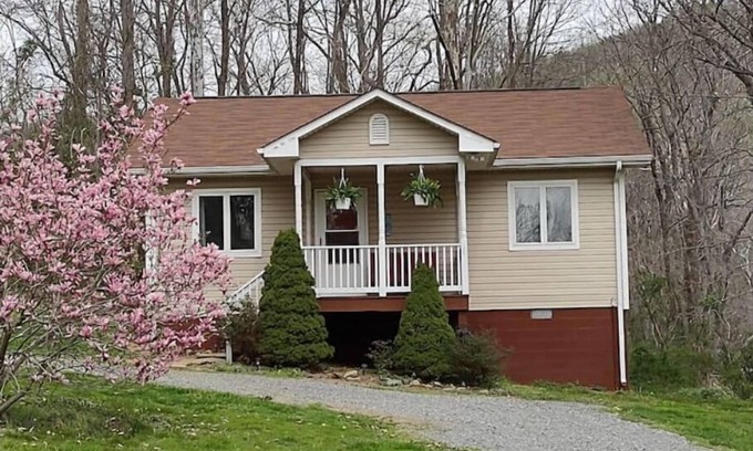 Stanardsville House | Guest Rated: 9.8 at The House in the Holla, Near Shenandoah