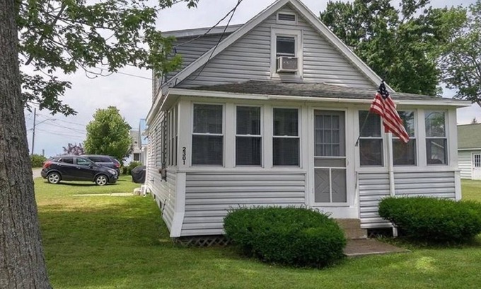 Sylvan Beach House | Explore The House near Sylvan Beach with Ocean Views