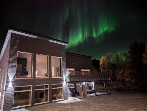 Ersfjordbotn Apartment | Experience The House of Aurora I: Oceanfront Family Retreat