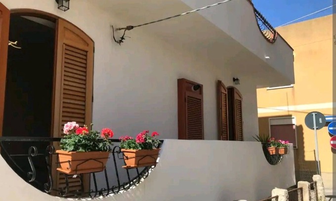 Ganzirri Apartment | Discover The House of Geraniums with Oceanfront Views