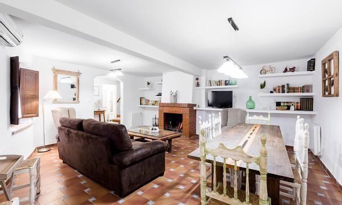 Candeleda Cottage | Pet-Friendly Holiday House for 6 with Spa & Child Amenities