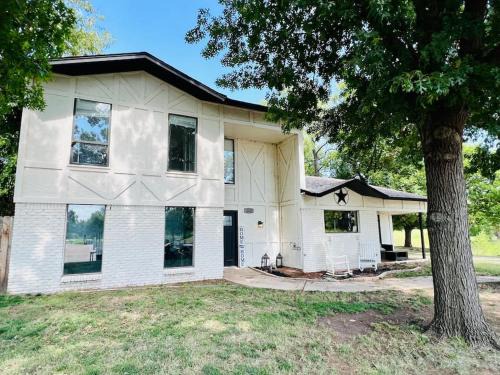 Lawton House | Discover The House of Serenity: Near Fort Sill & Casino