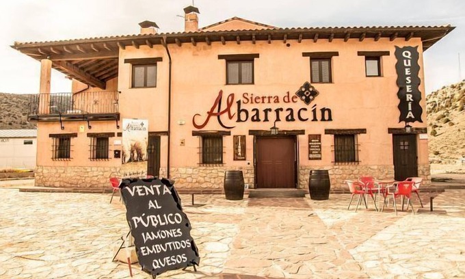 Albarracin Cottage | Pet-Friendly Retreat at The House of the Quesery - 9.8/10