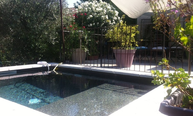Velleron House | Velleron's Inviting House Patio with Pool & Spa Amenities