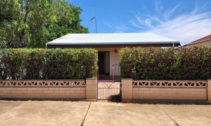 Broken Hill House | Delightful Stay at The House with the Purple Gate, 4-Star Rated