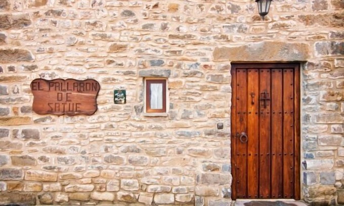 Satue Cottage | Top-Rated El Pallarón: Relax by the Pool and Lake View