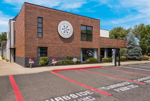 Middletown Hotel | Discover The Hub Middletown Red Bank: Oceanfront Retreat
