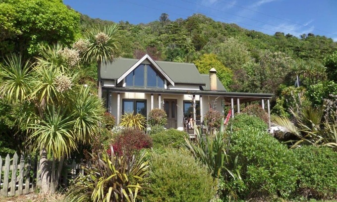 Collingwood House | Experience Oceanfront Bliss at The Hub Summary: Kiwi