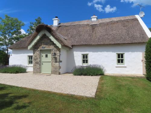 Woodford House | Book Your Stay at The Humble Daisy - Pet Friendly & Top Rated