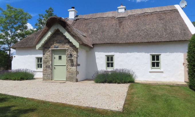 Woodford Cottage | Pet-Friendly Retreat at The Humble Daisy in Galway