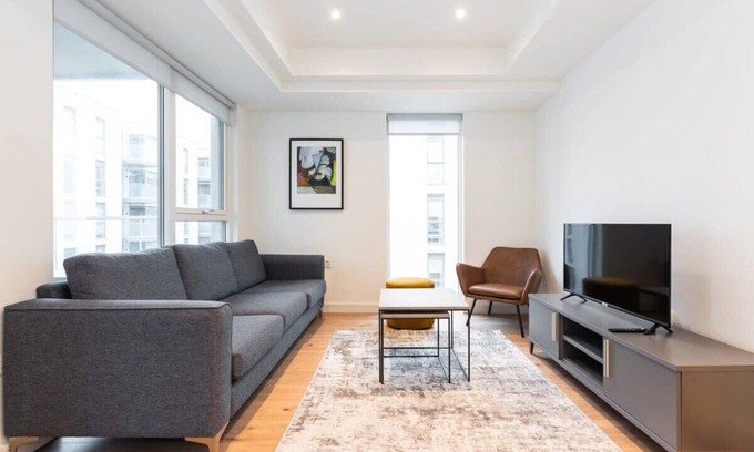 Sutton Cross Apartment | Discover The Hunt: Oceanfront Stay with Breakfast Included