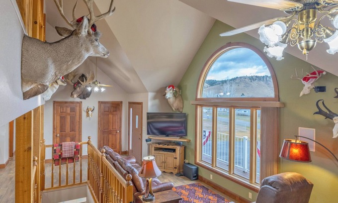 Helena House | Pet-Friendly Hunter's Lodge: Your Ideal Summer Escape Awaits