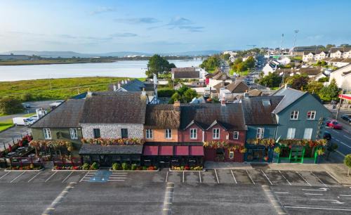 Galway City Centre Hotel | Inviting Stays at The Huntsman Inn with Kitchen & Hot Tub