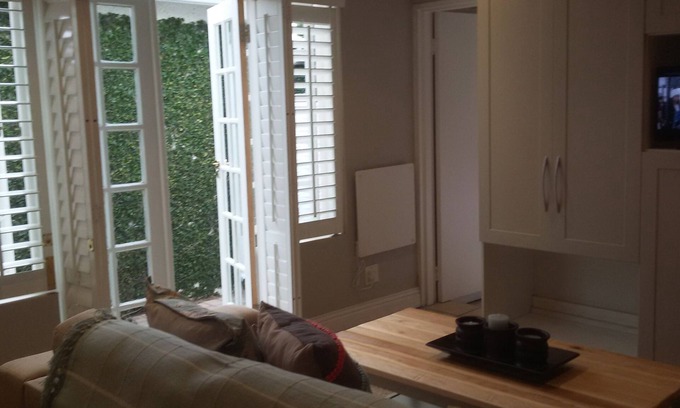 Greater Johannesburg Metropolitan Area Cottage | Top-Rated The Hurst Self Catering Cottage with Pool & Kitchen