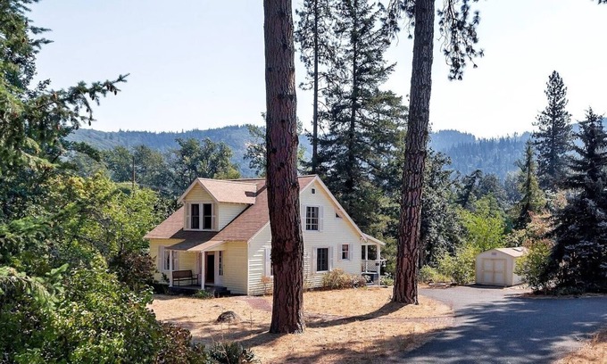Husum House | Discover The Husum House: Pet-Friendly Stay by White Salmon