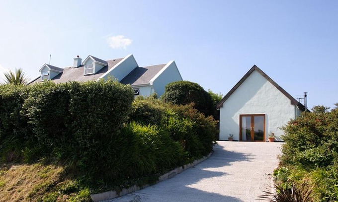 Tullycross Apartment | Pet-Friendly Retreat at The Hut at Baywatch B&B