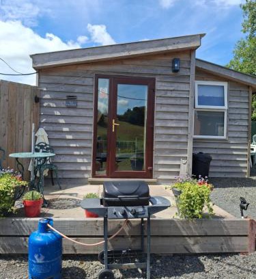 Newtown Apartment | Discover The Hut B & B: 4-Star Stay with Breakfast Included