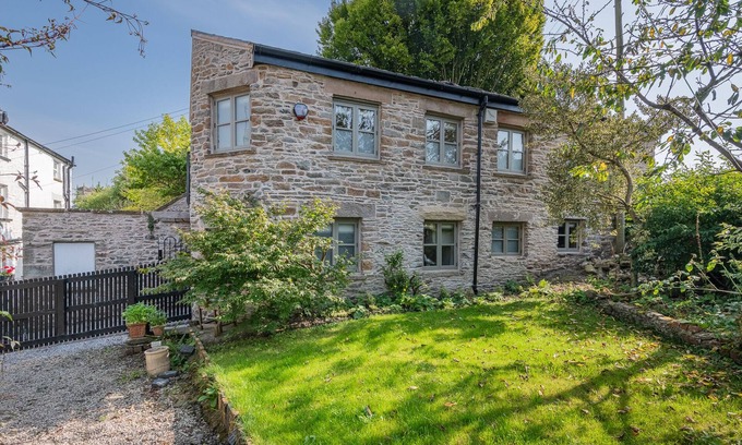 Kirkby Lonsdale House | Relax at The Hut Retreat Kirkby Lonsdale with Family-Friendly Amenities