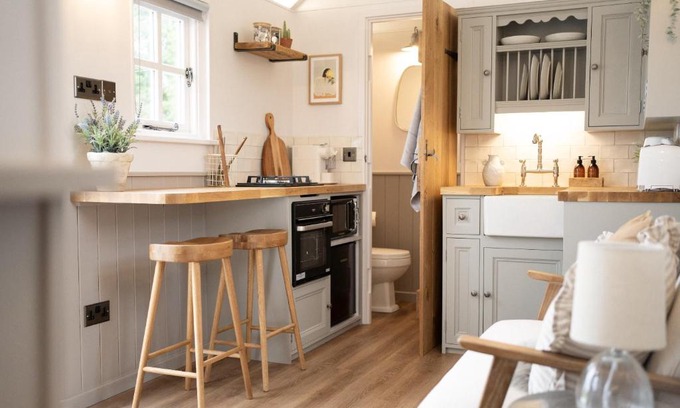 Pattiswick House | Discover The Huts At Woodthorpes: Rated 9.8 with Hot Tub