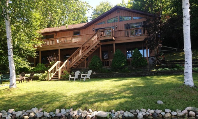 Le Roy House | Experience The Hydeaway at Sunrise Lake - Family Friendly Retreat
