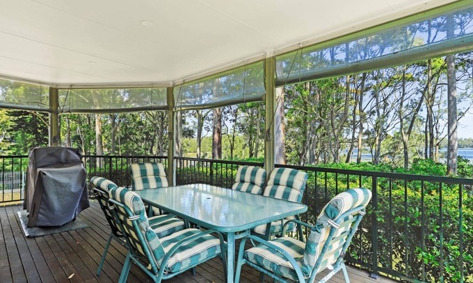Sanctuary Point House | Waterfront Retreat with Retro Charm & Free WiFi - Rated 9.8