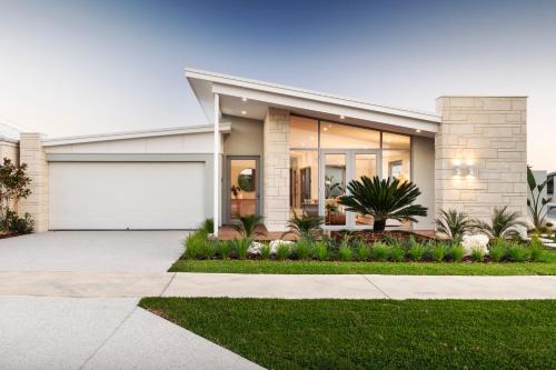 Dunsborough House | Discover Comfort at The Indiana - Perfect for Families & Pets