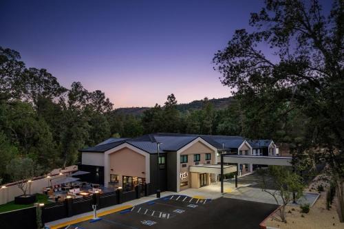 Oakhurst Hotel | Discover The Inelle, Oakhurst Yosemite: Pet-Friendly Retreat