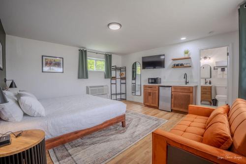 St Ignace Hotel | Discover The Inn at Shady Pines - Pet & Child Friendly Stay
